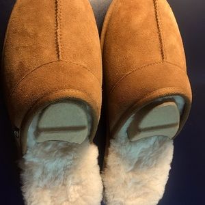 UGG Men/Gender neutral slipper 11/12.5 Chestnut suede & plush sheepskin lining